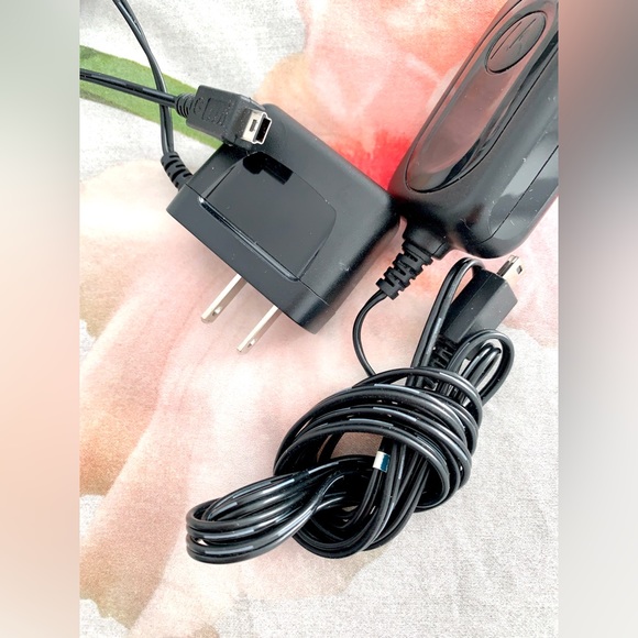 Bundle of 2 ~ black MOTOROLA PHONE CHARGERS ~ - Picture 2 of 2